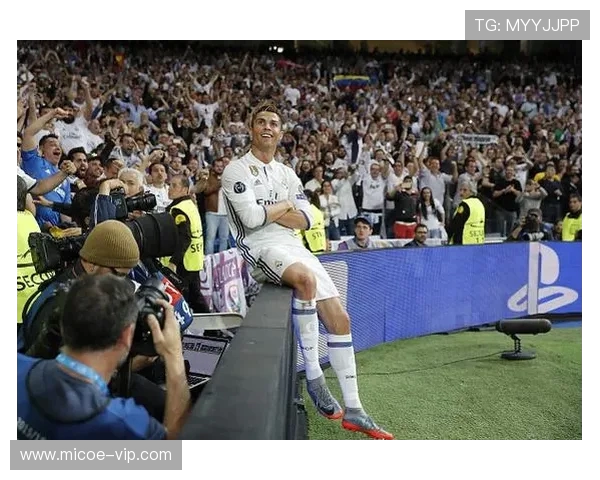 欧冠赛场惊现奇葩时刻球迷闯入抢夺C罗珍贵球衣 欧冠赛场惊现奇葩时刻球迷闯入抢夺C罗珍贵球衣